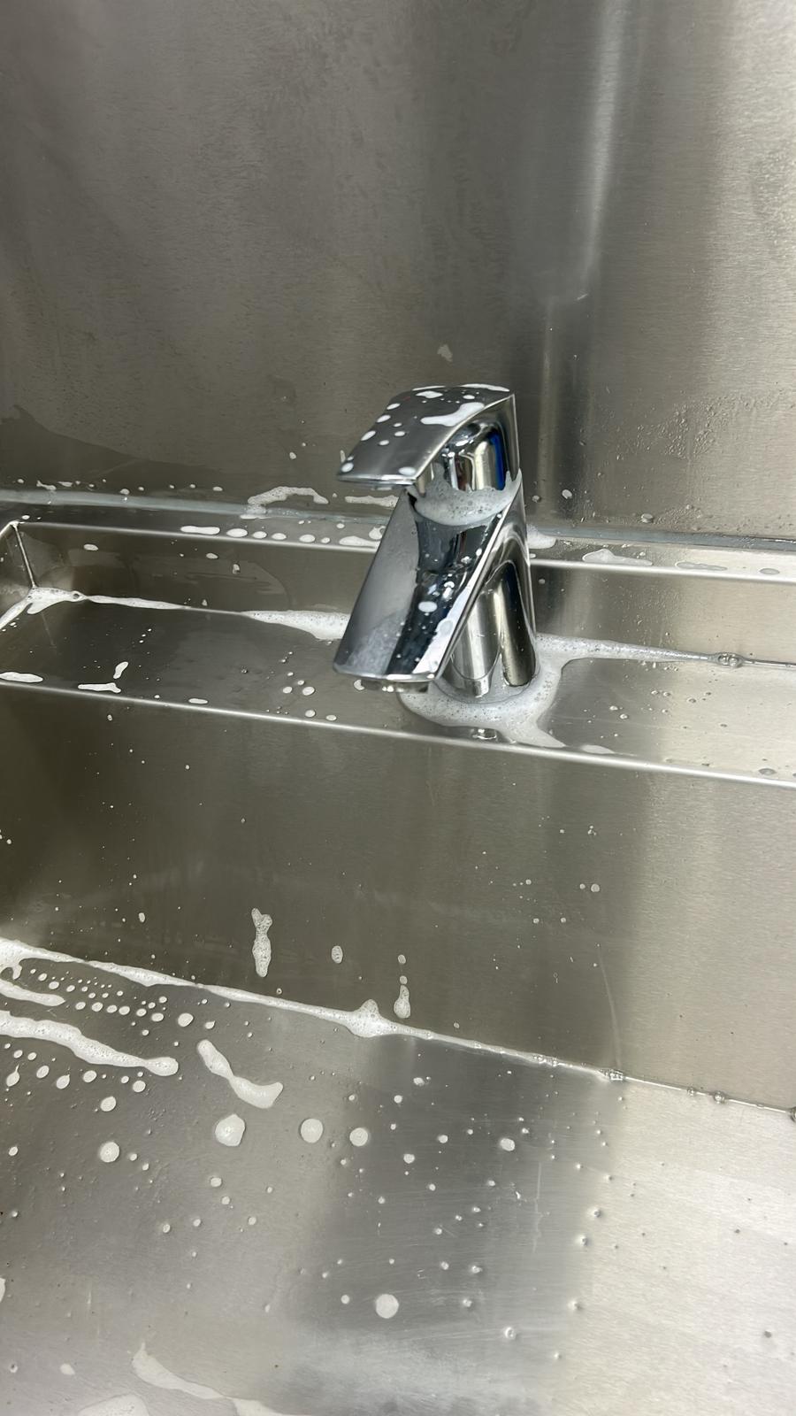 Zakelijke schoonmaak Heerenveen keukenblad en kraan reinigen