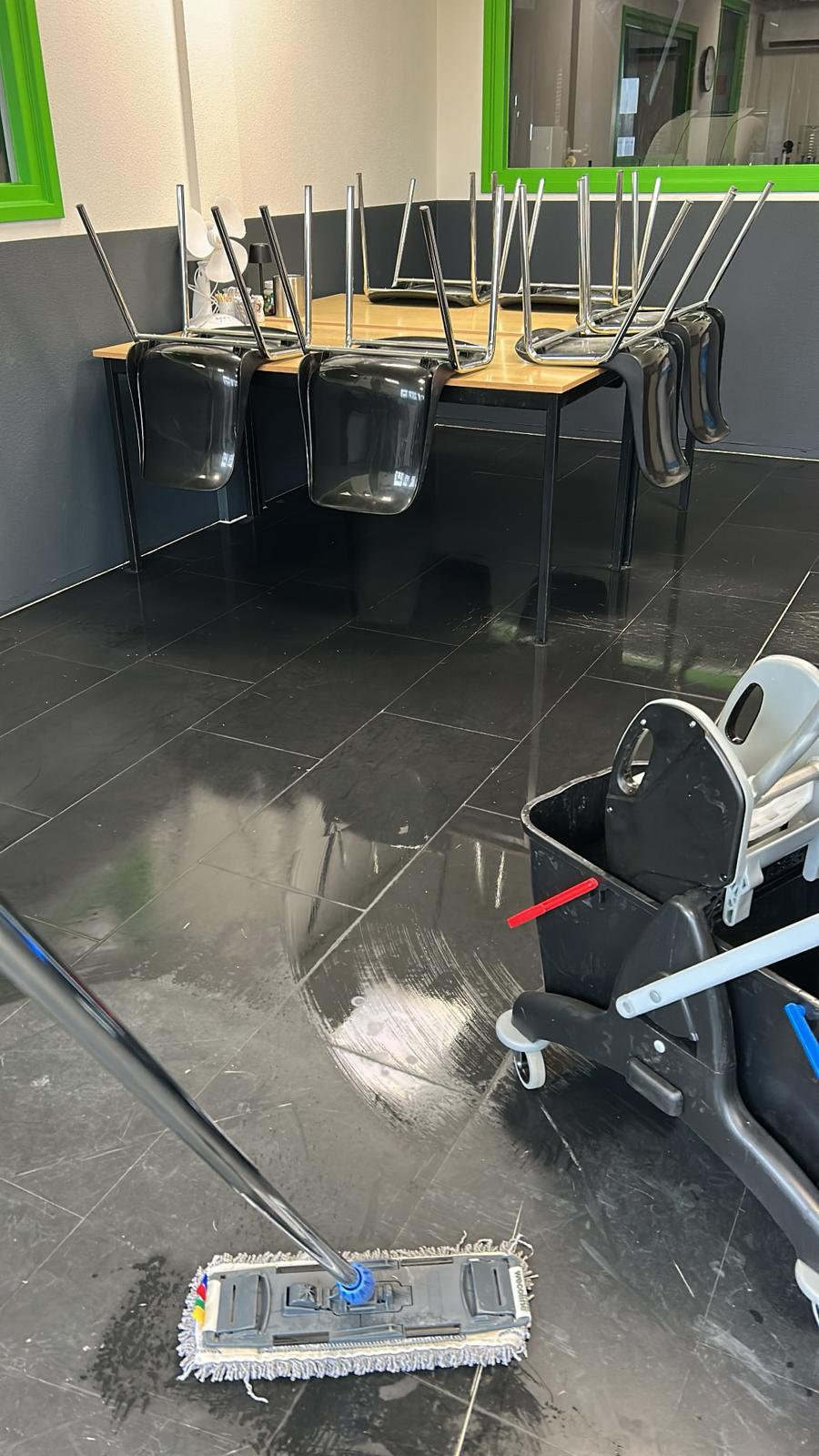 Bedrijfspand schoonmaken Friesland professionele vloerreiniging