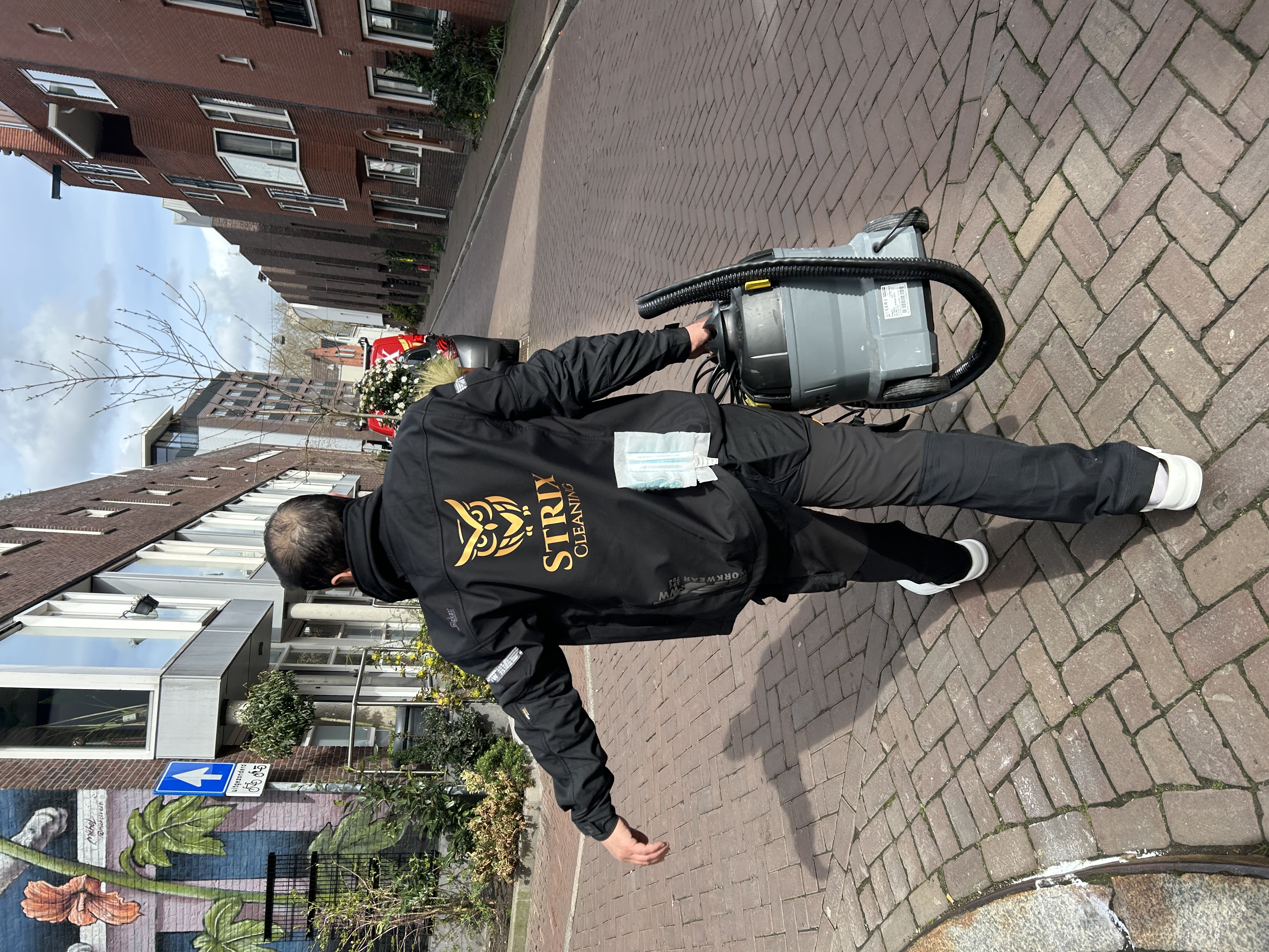 Professionele schoonmaker Groningen StrixCleaning op locatie
