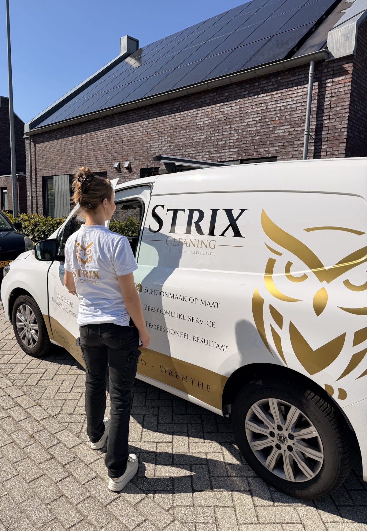 Bedrijfsbus van schoonmaakbedrijf Strix Cleaning met medewerker bij een woning