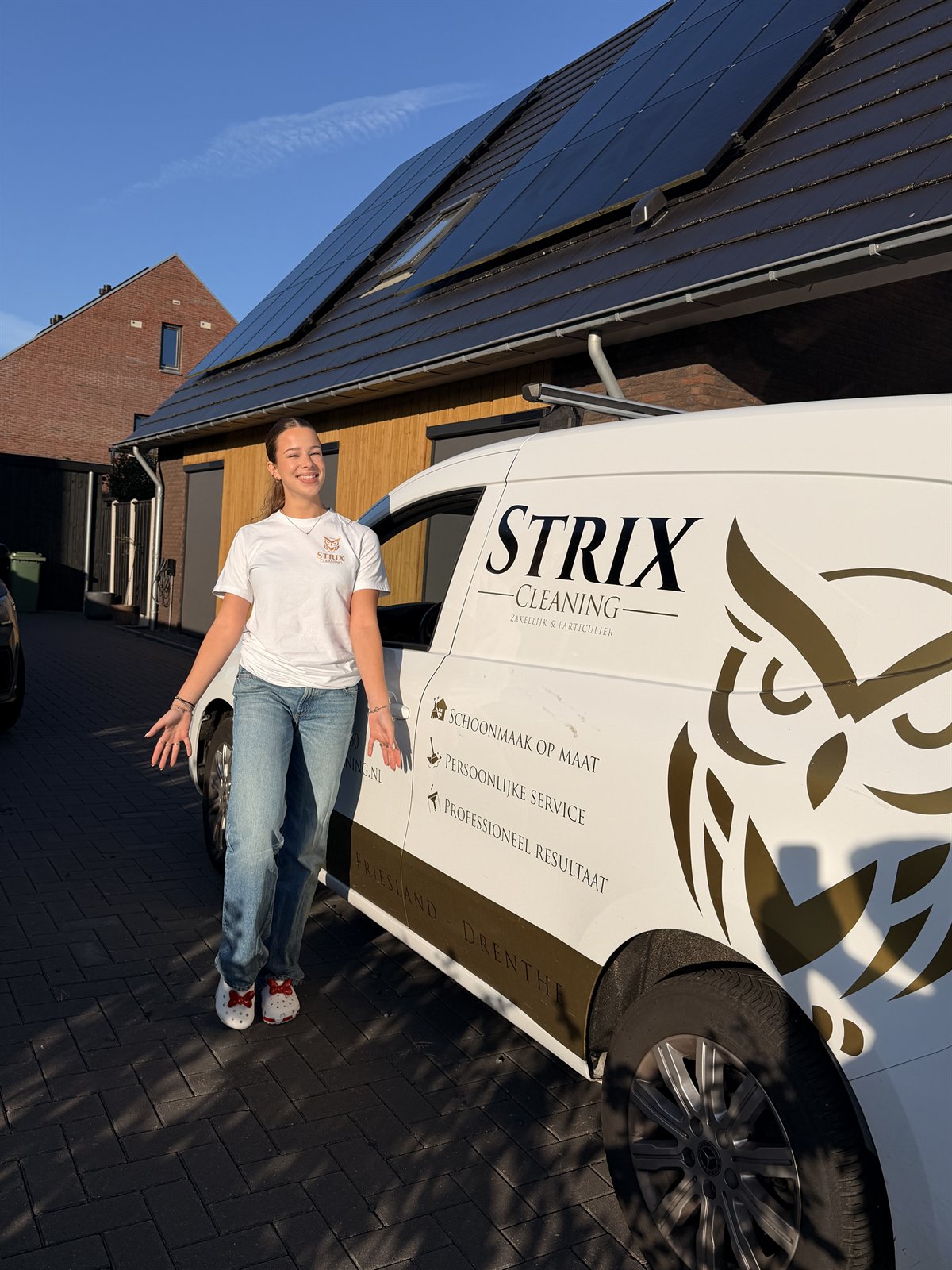 Medewerker van Strix Cleaning bij de bedrijfsbus in Groningen