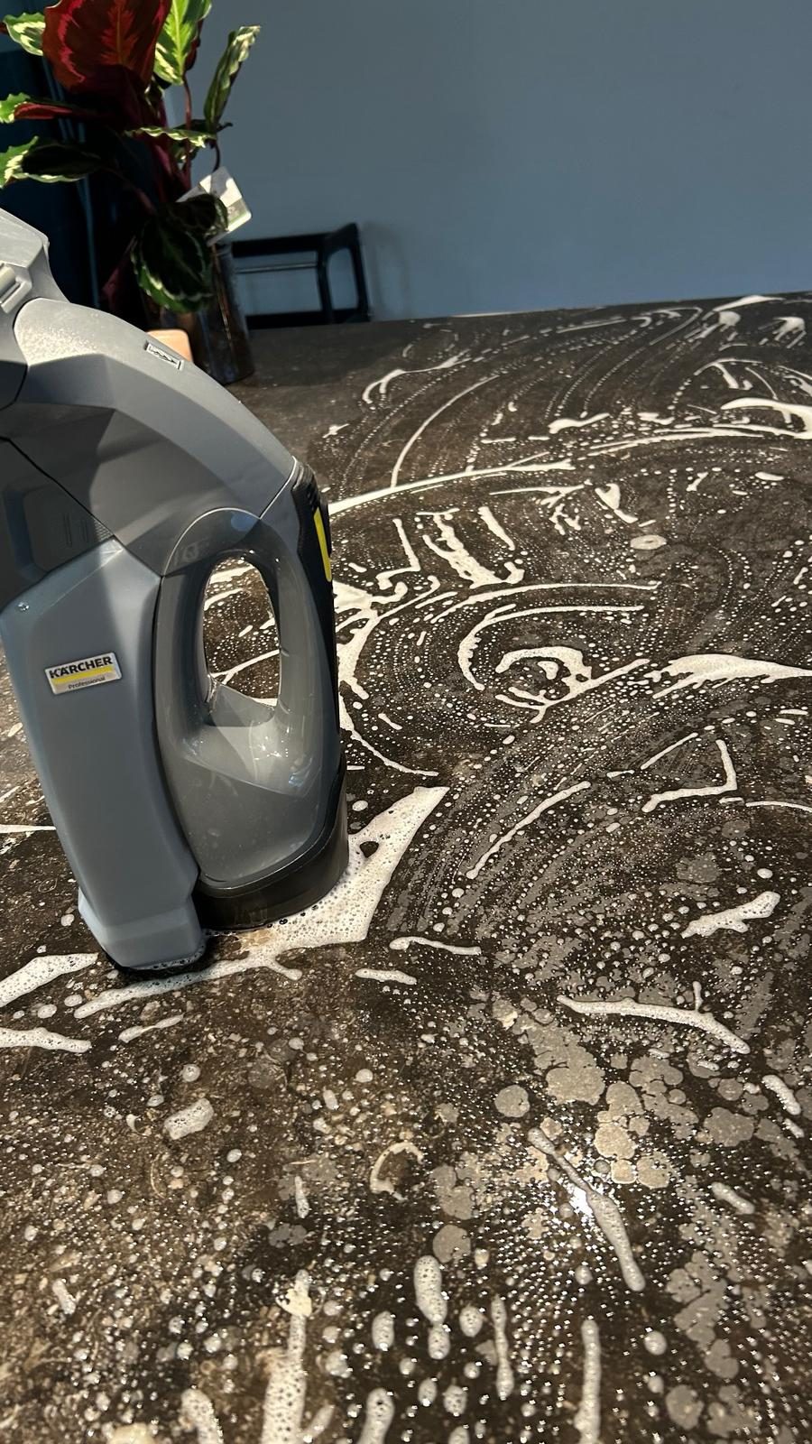 Natuursteen keukenblad professioneel gereinigd