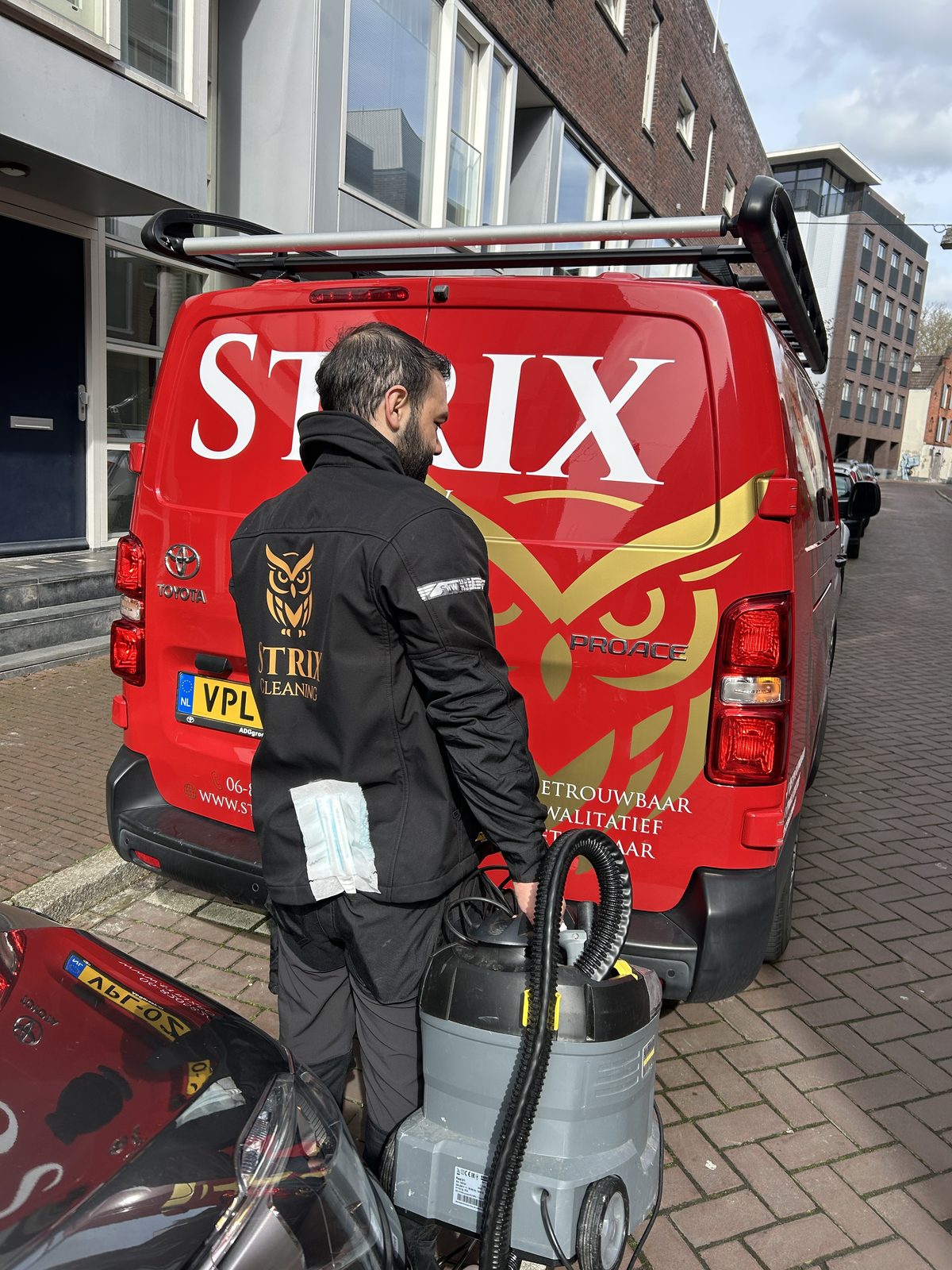 Schoonmaker Strix Cleaning op locatie in Groningen met busje