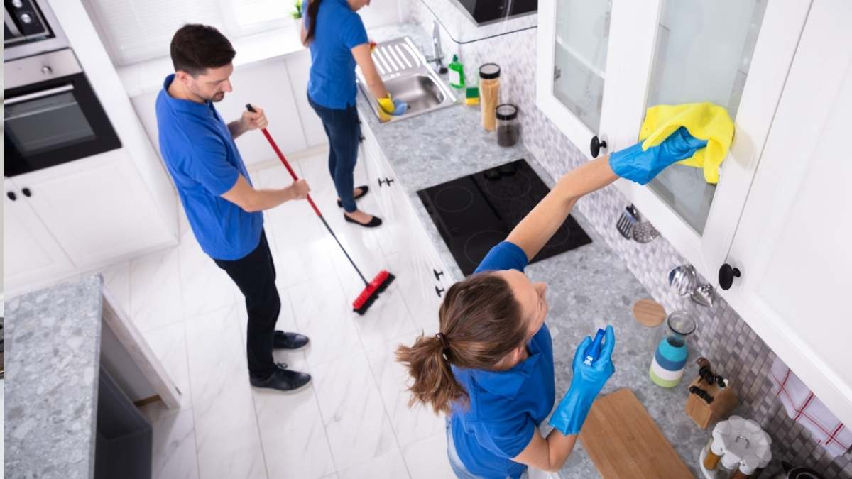 Professionele schoonmaker aan het werk